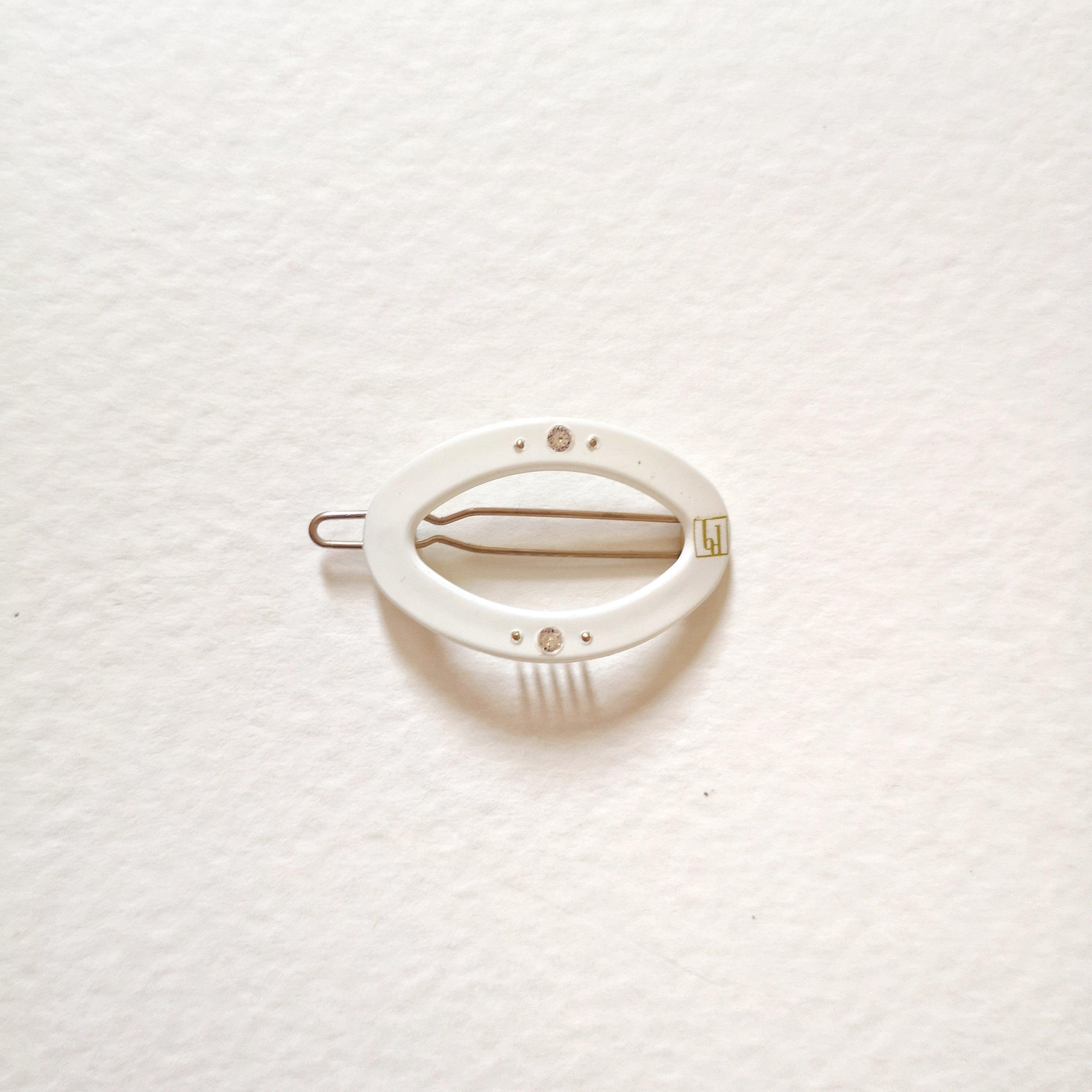 Circle clip off white